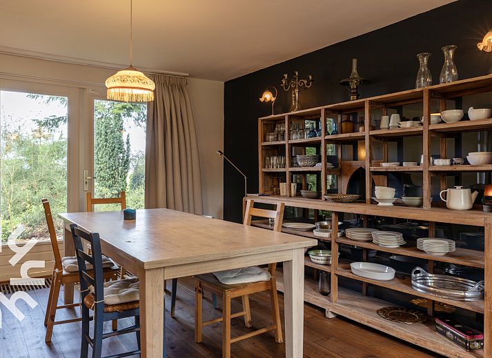 Rustige tuin met zitje bij DG1780 vakantiewoning in Pesse, Drenthe.