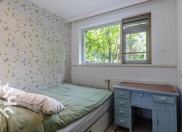 Rustige tuin met zitje bij DG1780 vakantiewoning in Pesse, Drenthe.