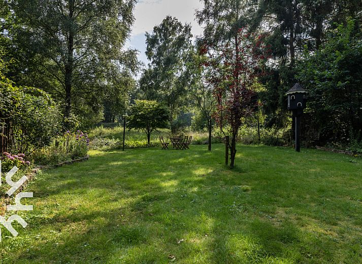 Rustige tuin met zitje bij DG1780 vakantiewoning in Pesse, Drenthe.