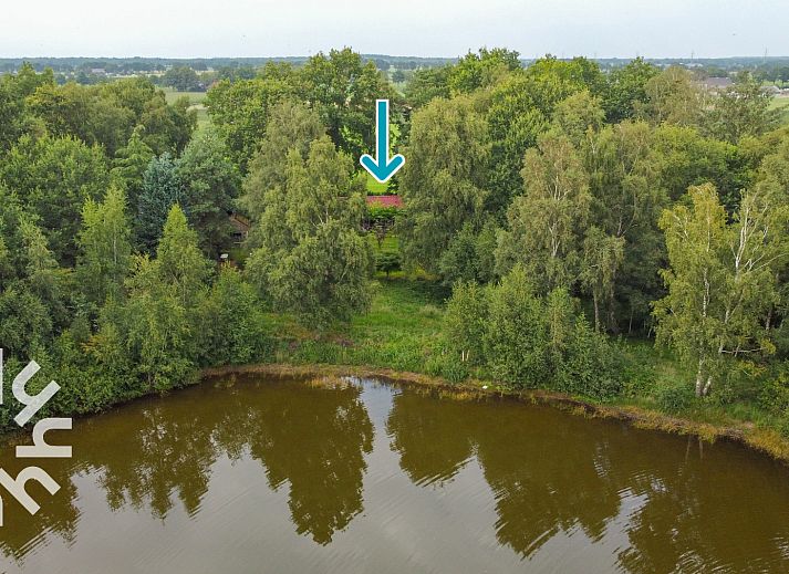 Groene omgeving met bloemen bij DG1780 vakantieverblijf in Pesse, Drenthe.