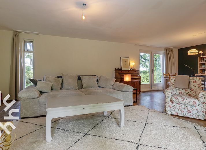 Ingang van DG1780 vakantiewoning in Pesse, Drenthe met groene tuin.