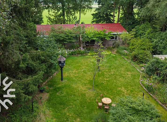 Ingang van DG1780 vakantiewoning in Pesse, Drenthe met groene tuin.