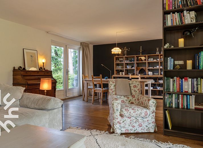 Ingang van DG1780 vakantiewoning in Pesse, Drenthe met groene tuin.