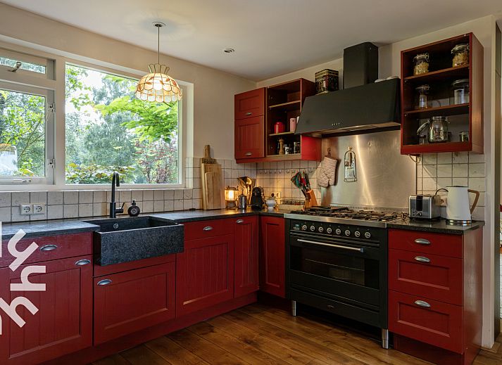 Ingang van DG1780 vakantiewoning in Pesse, Drenthe met groene tuin.