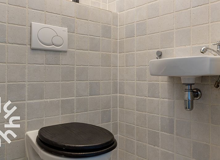 Luchtfoto van DG1780 vakantiehuis in Pesse, Drenthe aan de rand van een meer.