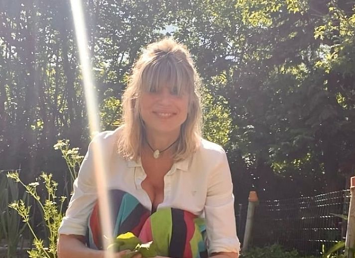 Reetgedecktes Ferienhaus in Ruinerwold, umgeben von viel Gruen im Suedwesten von Drenthe.