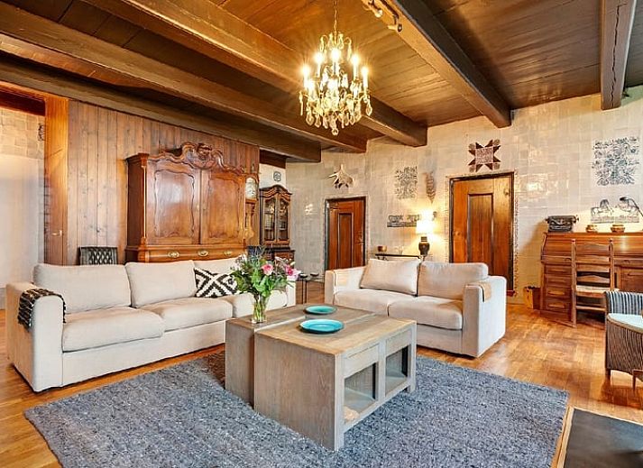 Gemuetliches Esszimmer im Ferienhaus in Ruinerwold, Suedwest-Drenthe, mit Holzbalken und laendlichem Charme.