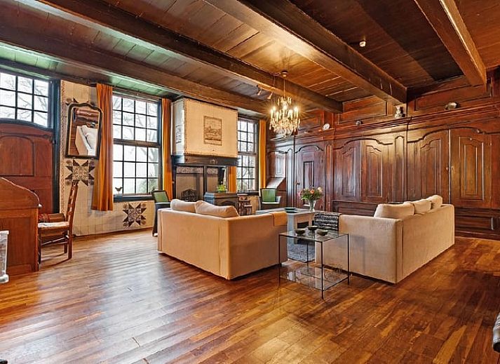 Gemuetliches Esszimmer im Ferienhaus in Ruinerwold, Suedwest-Drenthe, mit Holzbalken und laendlichem Charme.