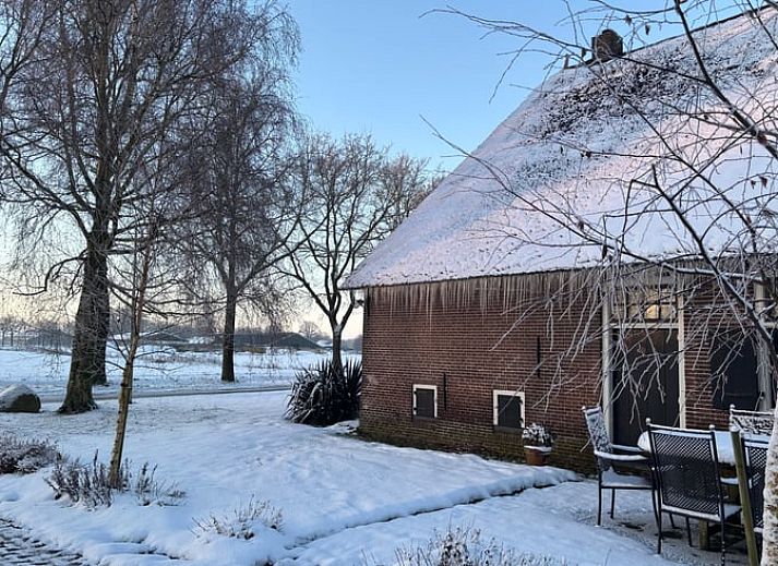 Gemuetliches Esszimmer im Ferienhaus in Ruinerwold, Suedwest-Drenthe, mit Holzbalken und laendlichem Charme.