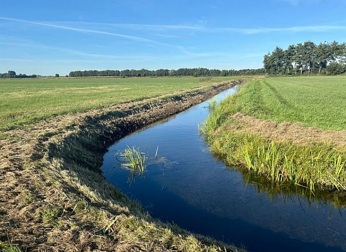 Gemuetliche Kueche im Ferienhaus in Ruinerwold, Suedwest-Drenthe, mit traditionellen Fliesen und modernen Geraeten fuer einen komfortablen Aufenthalt.