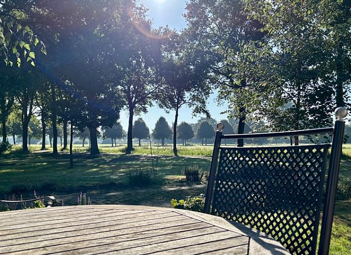 Gemuetliche Kueche im Ferienhaus in Ruinerwold, Suedwest-Drenthe, mit traditionellen Fliesen und modernen Geraeten fuer einen komfortablen Aufenthalt.