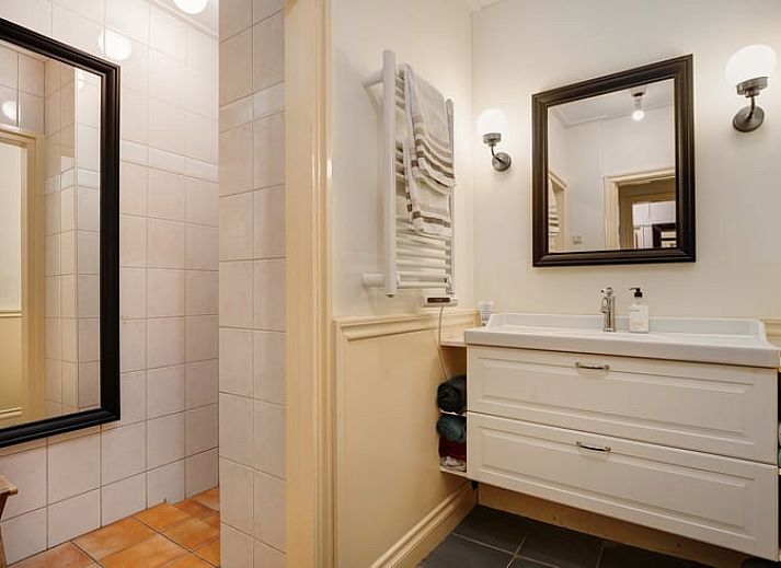 Gemuetliche Kueche im Ferienhaus in Ruinerwold, Suedwest-Drenthe, mit traditionellen Fliesen und modernen Geraeten fuer einen komfortablen Aufenthalt.