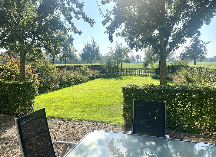 Vakantiehuis DG2051 in Ruinerwold, Zuidwest Drenthe, omgeven door een kleurrijke tuin en natuur, ideaal voor een ontspannen verblijf.