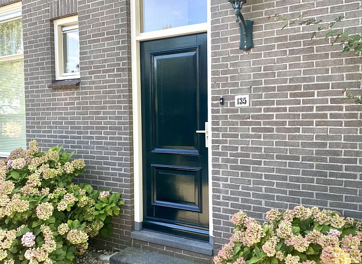 Vakantiehuis DG2051 in Ruinerwold, Zuidwest Drenthe, omgeven door een kleurrijke tuin en natuur, ideaal voor een ontspannen verblijf.