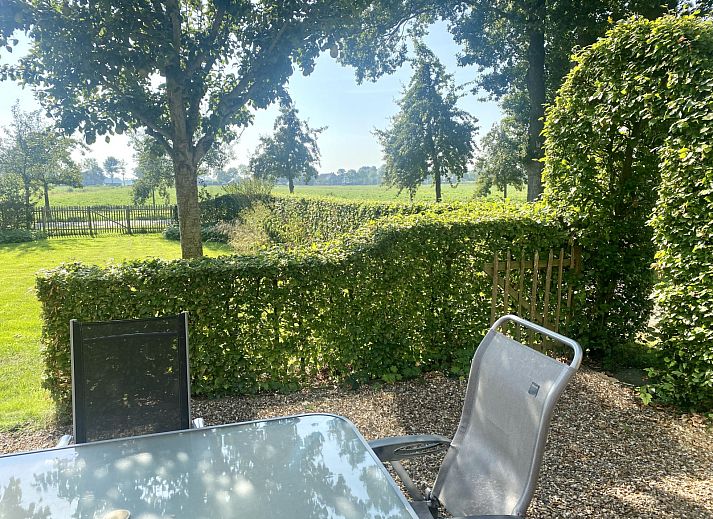 Geniet van de serene tuin en groene omgeving van vakantiehuis DG2051 in Ruinerwold, Zuidwest Drenthe, perfect voor natuurliefhebbers.
