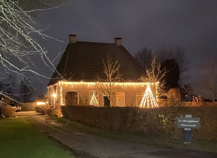 Geniet van de charmante buitenruimte van vakantiehuis DG2051 in Ruinerwold, Zuidwest Drenthe, met een gezellig terras en groene omgeving.