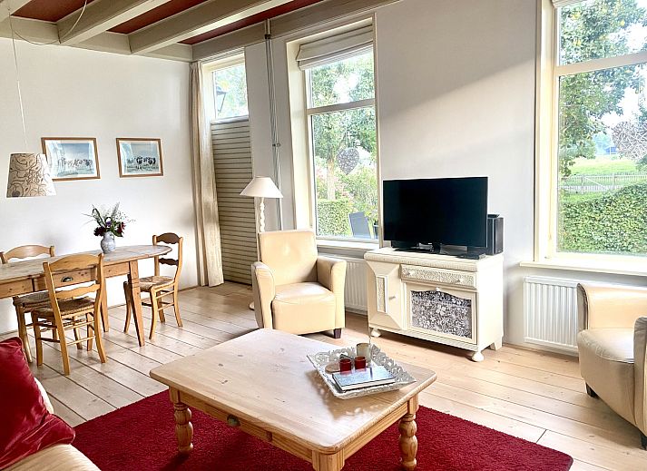 Geniet van de charmante buitenruimte van vakantiehuis DG2051 in Ruinerwold, Zuidwest Drenthe, met een gezellig terras en groene omgeving.