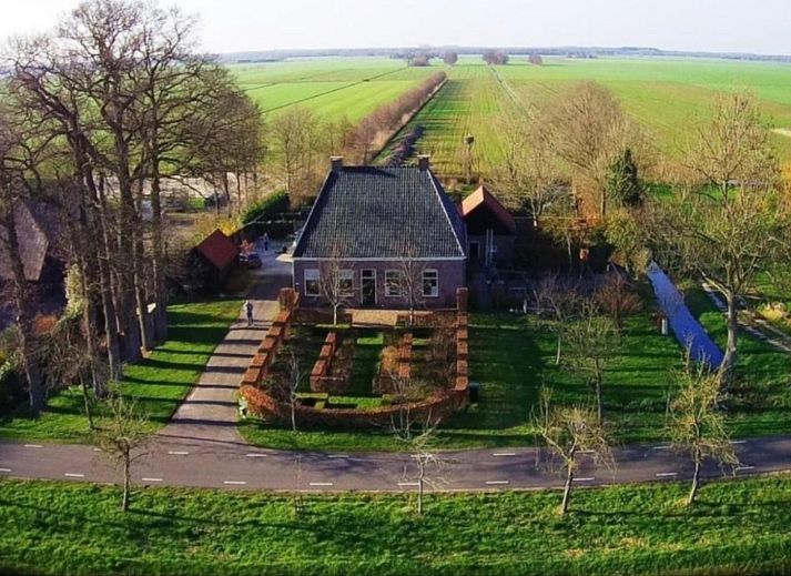 Moderne badkamer in vakantiehuis DG2051, Ruinerwold, Zuidwest Drenthe, met stijlvolle douche en elegant houten spiegelontwerp.