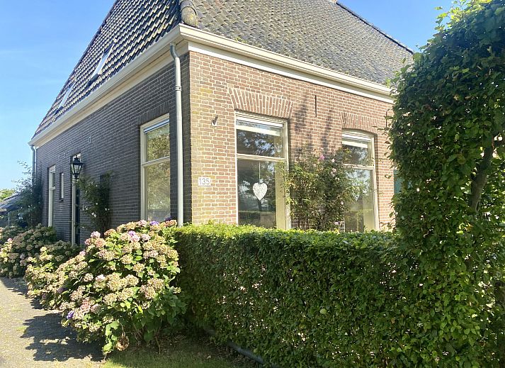 Moderne badkamer in vakantiehuis DG2051, Ruinerwold, Zuidwest Drenthe, met stijlvolle douche en elegant houten spiegelontwerp.