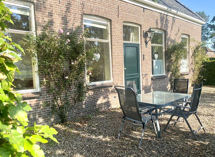 Moderne badkamer in vakantiehuis DG2051, Ruinerwold, Zuidwest Drenthe, met stijlvolle douche en elegant houten spiegelontwerp.