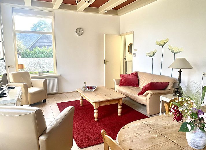 Moderne badkamer in vakantiehuis DG2051, Ruinerwold, Zuidwest Drenthe, met stijlvolle douche en elegant houten spiegelontwerp.