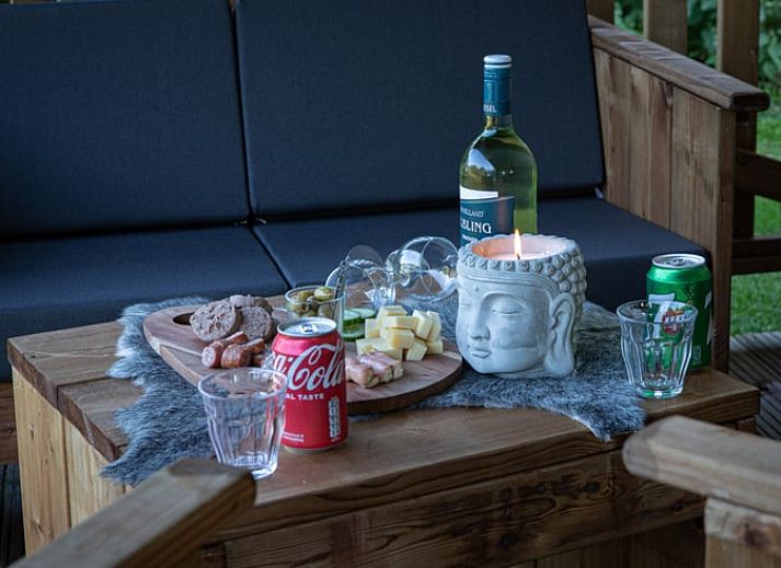 Geniessen Sie die Ruhe in einem Safarizelt bei Huisje in Ruinerwold, gelegen in der gruenen Landschaft von Suedwest-Drenthe.