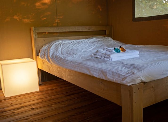 Geniessen Sie die Ruhe in einem Safarizelt bei Huisje in Ruinerwold, gelegen in der gruenen Landschaft von Suedwest-Drenthe.