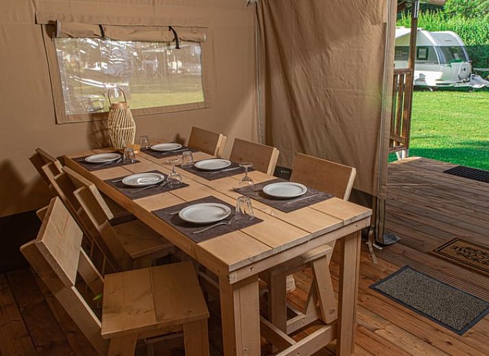 Geniessen Sie die Ruhe in einem Safarizelt bei Huisje in Ruinerwold, gelegen in der gruenen Landschaft von Suedwest-Drenthe.