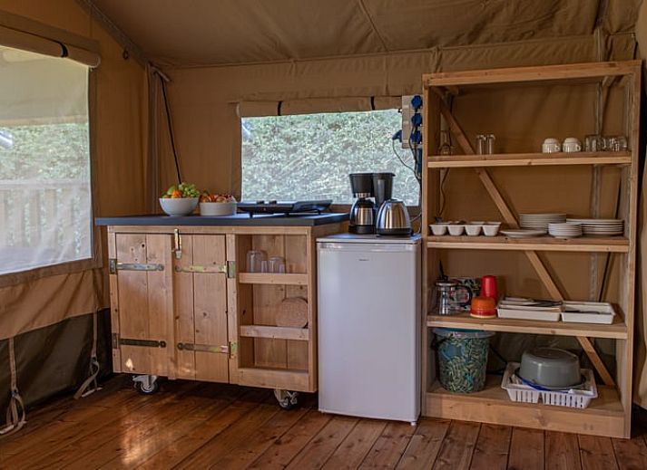 Geniessen Sie einen entspannten Abend auf der Veranda des Ferienhauses in Ruinerwold, einem Ferienhaus im Suedwesten von Drenthe, mit einer stimmungsvollen Snackplatte.