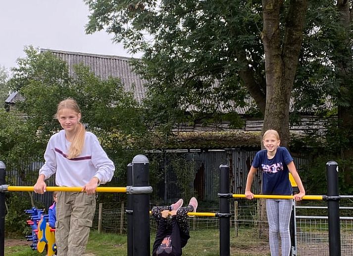 Geniessen Sie einen entspannten Abend auf der Veranda des Ferienhauses in Ruinerwold, einem Ferienhaus im Suedwesten von Drenthe, mit einer stimmungsvollen Snackplatte.