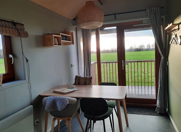 Geniessen Sie die ruhige Umgebung des Ferienhauses in Ruinerwold, Suedwest-Drenthe, mit einem einladenden Whirlpool und einer schoenen Aussicht auf die Natur.