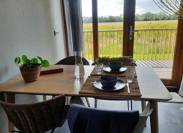 Geniessen Sie den Sonnenuntergang von der Veranda des Ferienhauses in Ruinerwold, umgeben von der Natur von Sued-West-Drenthe, Drenthe.