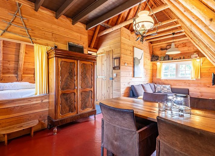 Ferienhaus in Ruinerwold Drenthe mit charmanter Holzfassade und gruener Umgebung.