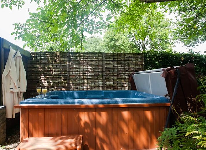 Ueppiger Garten mit Teich im Ferienhaus in Ruinerwold, mitten im Gruenen in Suedwest-Drenthe gelegen.