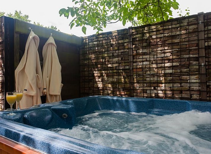 Ueppiger Garten mit Teich im Ferienhaus in Ruinerwold, mitten im Gruenen in Suedwest-Drenthe gelegen.