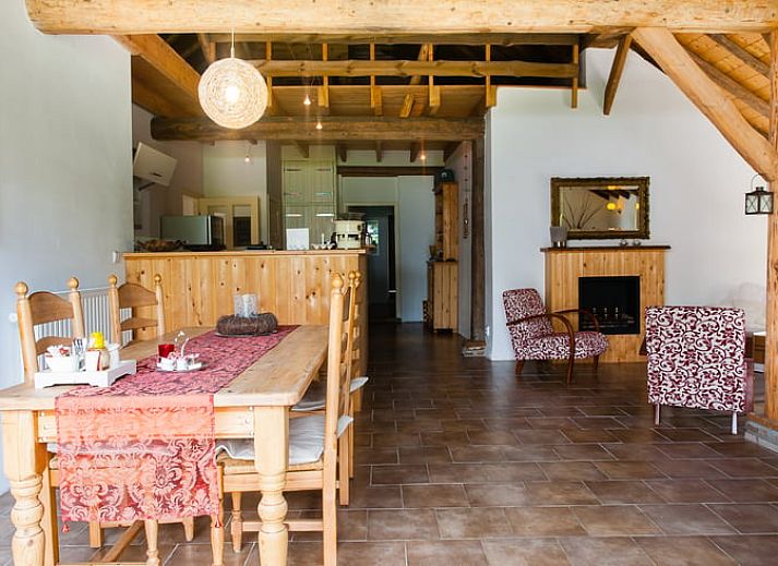 Ueppiger Garten mit Teich im Ferienhaus in Ruinerwold, mitten im Gruenen in Suedwest-Drenthe gelegen.