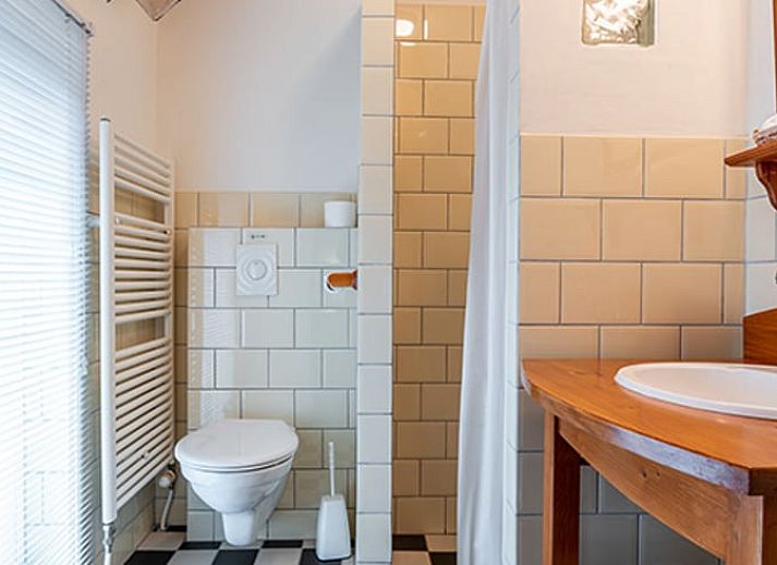 Gemuetliches Esszimmer im Ferienhaus in Ruinerwold, Suedwest-Drenthe, mit Holztisch und warmer Atmosphaere, ideal fuer Familienurlaub.