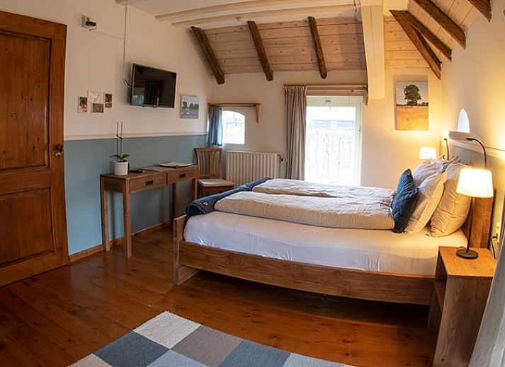 Gemuetliches Esszimmer im Ferienhaus in Ruinerwold, Suedwest-Drenthe, mit Holztisch und warmer Atmosphaere, ideal fuer Familienurlaub.