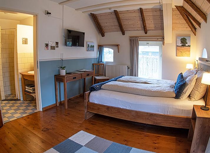 Gemuetliches Esszimmer im Ferienhaus in Ruinerwold, Suedwest-Drenthe, mit Holztisch und warmer Atmosphaere, ideal fuer Familienurlaub.
