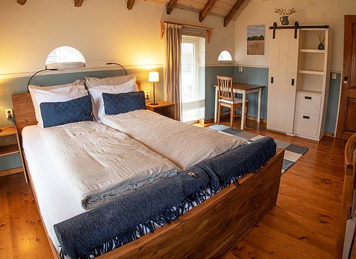 Gemuetliches Esszimmer im Ferienhaus in Ruinerwold, Suedwest-Drenthe, mit Holztisch und warmer Atmosphaere, ideal fuer Familienurlaub.