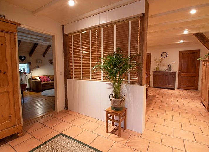 Gemuetliches Esszimmer im Ferienhaus in Ruinerwold, Suedwest-Drenthe, mit Holzmoebeln und warmer Atmosphaere fuer einen entspannten Aufenthalt.