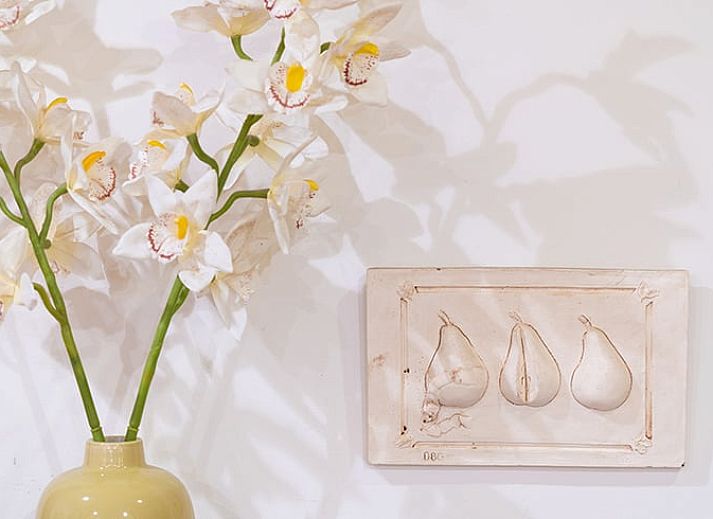 Gemuetliche Essecke im Ferienhaus in Ruinerwold, Suedwest-Drenthe, mit Holzmoebeln und stimmungsvoller Beleuchtung.