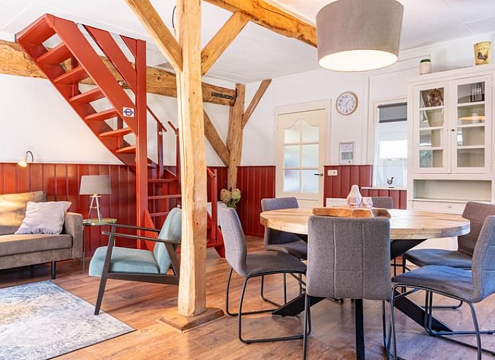 Rustic cottage in Ruinerwold with thatched roof, located in the green Southwest Drenthe.