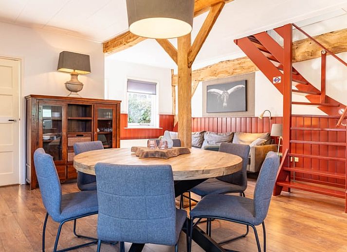 Rustic cottage in Ruinerwold with thatched roof, located in the green Southwest Drenthe.