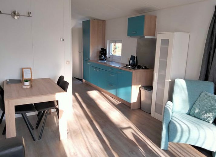 Gezellige woonkamer van Huisje in Zorgvlied, chalet in Zuidwest Drenthe. Comfortabele zithoek en eetruimte voor een ontspannen verblijf.