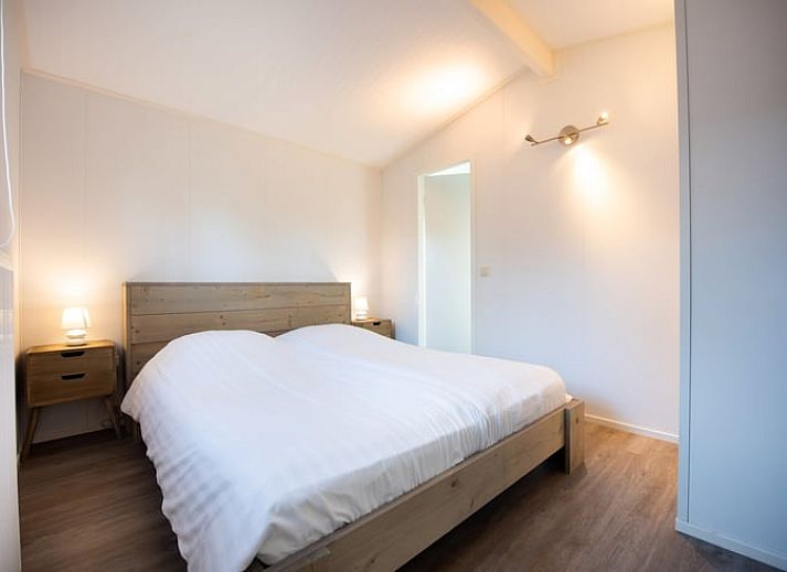 Gezellige woonkamer in Huisje in Zorgvlied, een chalet in Zuidwest Drenthe met veel lichtinval en comfortabele zithoek.