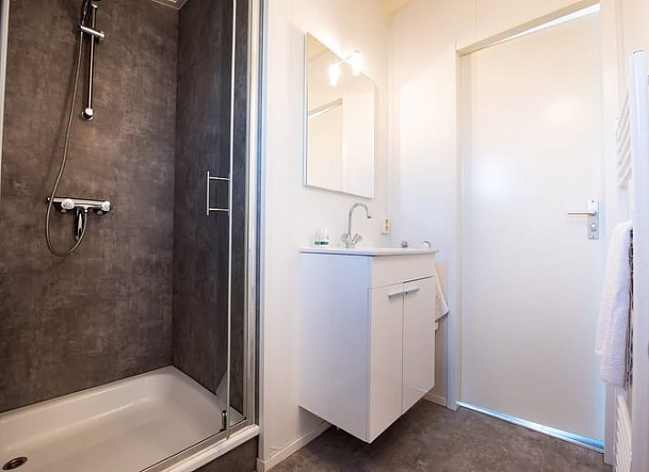 Gezellige woonkamer in Huisje in Zorgvlied, een chalet in Zuidwest Drenthe met veel lichtinval en comfortabele zithoek.