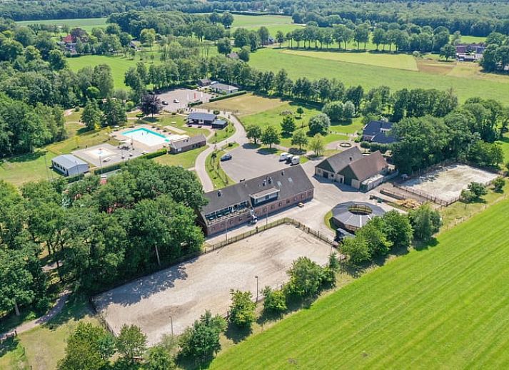 Moderne keuken en eetruimte in Huisje in Zorgvlied, een chalet in Zuidwest Drenthe, perfect voor een ontspannen vakantie.