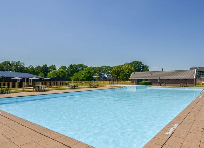 Moderne keuken en eetruimte in Huisje in Zorgvlied, een chalet in Zuidwest Drenthe, perfect voor een ontspannen vakantie.