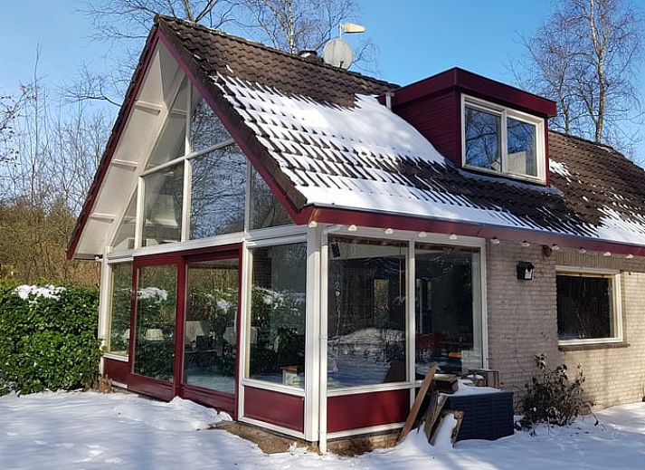 Vakantiehuis in Zorgvlied in Zuidwest Drenthe, omringd door groen met vijver en picknicktafel.
